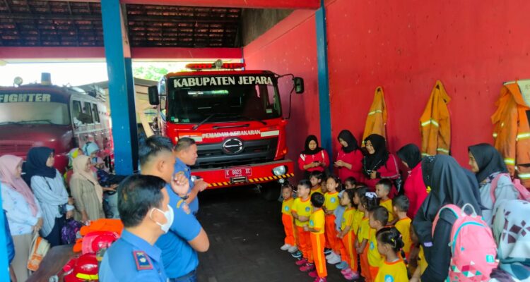 Kunjungan Edukasi, Kelompok Bermain Merah Putih Kenalkan Pemadam Kebakaran Sejak Dini Pada Anak Didiknya