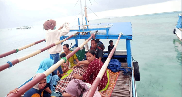 Warga Pulau Parang harus Menyebrangi Laut untuk Melahirkan!