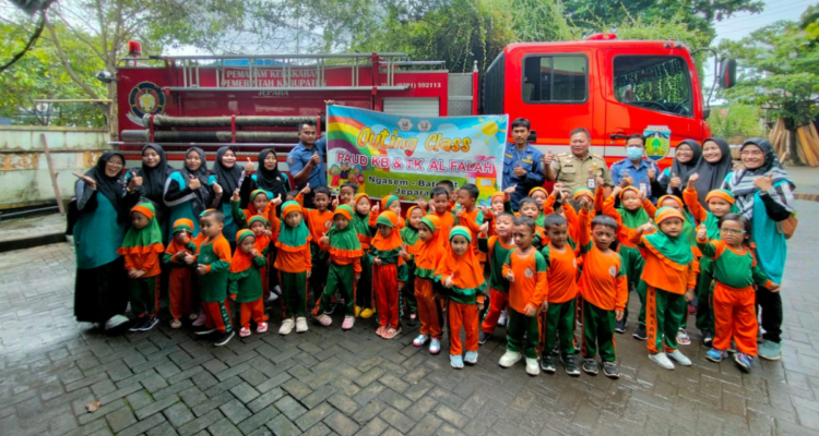 Outing Class TK Al-Falaq Melakukan Kunjungan Edukasi di Pemadam Kebakaran Jepara