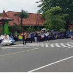 Ratusan anak sekolah mulai dari tingkat SD, SMP dan SMA  menyambut kirab Adipura Kencana yang berlokasi di Kota Jepara, Jawa tengah. Hal ini dilakukan ratusan murid sekolah guna menyaksikan dan memeriahkan prosesi Kirab dalam rangka Keberhasilan Jepara dalam meraih penghargaan Adipura Kencana.Kirab ini berlangsung di gelar Rabu, (01/03/2023)  Salah satu guru pengajar yang berada dilokasi juga mengungkapkan. Bahwa anak murid didik ini memiliki antusias luar biasa dalam penyambutan kirab Adipura Kencana ini.  "Anak-anak murid ini sudah menunggu kedatangan Adipura Kencana ini sedari pagi. Dengan berjejer di pinggir jalan untuk menunggu rombongan pembawa Adipura Kencana lewat," Ungkap salah satu guru pendamping. Lokasi penyambutan ditetapkan berada di sepanjang jl. Kartini. Bahwasannya kirab adipura kencana ini akan mulai diiring kirab dengan berjalan kaki dari tugu pancasila hingga pendopo Kabupaten Jepara.  Kemeriahan kirab ini disambut sukacita dan kebahagia seperti halnya dengan SMPN 5 Jepara. Yang turut serta ikut mengkampanyekan pentingnya menjaga kebersihan lingkungan dan mendukung program daur ulang.  Mengapa demikian? Dengan terbuktinya penyambutan kirab ini para siswa SMPN 5 Jepara membuat kostum fashion show dari daur ulang plastik dan kertas. Pj Bupati Jepara Edy juga mengatakan, bahwa Pelaksanaan kirab ini dilakukan sebagai ucapan terima kasih untuk seluruh masyarakat Jepara. Yang telah turut andil dalam pencapaian Adipura Kencana ini. Dengan menjaga kebersihan lingkungan sekitar sehingga menjadikan Kota Jepara Bersih dan Sehat. 