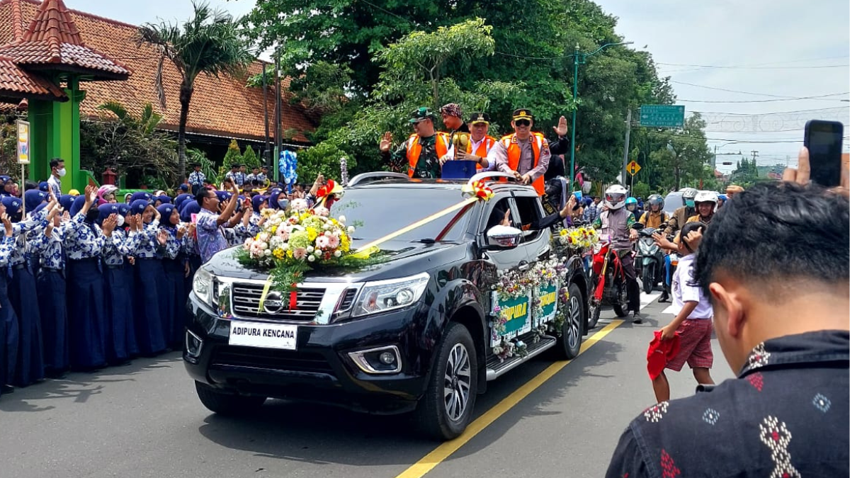 Ratusan anak sekolah mulai dari tingkat SD, SMP dan SMA  menyambut kirab Adipura Kencana yang berlokasi di Kota Jepara, Jawa tengah. Hal ini dilakukan ratusan murid sekolah guna menyaksikan dan memeriahkan prosesi Kirab dalam rangka Keberhasilan Jepara dalam meraih penghargaan Adipura Kencana.Kirab ini berlangsung di gelar Rabu, (01/03/2023)  Salah satu guru pengajar yang berada dilokasi juga mengungkapkan. Bahwa anak murid didik ini memiliki antusias luar biasa dalam penyambutan kirab Adipura Kencana ini.  "Anak-anak murid ini sudah menunggu kedatangan Adipura Kencana ini sedari pagi. Dengan berjejer di pinggir jalan untuk menunggu rombongan pembawa Adipura Kencana lewat," Ungkap salah satu guru pendamping. Lokasi penyambutan ditetapkan berada di sepanjang jl. Kartini. Bahwasannya kirab adipura kencana ini akan mulai diiring kirab dengan berjalan kaki dari tugu pancasila hingga pendopo Kabupaten Jepara.  Kemeriahan kirab ini disambut sukacita dan kebahagia seperti halnya dengan SMPN 5 Jepara. Yang turut serta ikut mengkampanyekan pentingnya menjaga kebersihan lingkungan dan mendukung program daur ulang.  Mengapa demikian? Dengan terbuktinya penyambutan kirab ini para siswa SMPN 5 Jepara membuat kostum fashion show dari daur ulang plastik dan kertas. Pj Bupati Jepara Edy juga mengatakan, bahwa Pelaksanaan kirab ini dilakukan sebagai ucapan terima kasih untuk seluruh masyarakat Jepara. Yang telah turut andil dalam pencapaian Adipura Kencana ini. Dengan menjaga kebersihan lingkungan sekitar sehingga menjadikan Kota Jepara Bersih dan Sehat. 