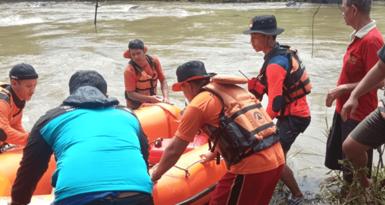 Tim Sar Gabungan Jepara Melakukan Pencarian Anak yang di Duga Hanyut di Kali! 