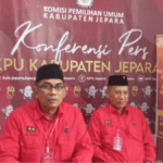 Unik! Parpol PDIP Jepara, Mendaftarkan Bacalegnya ke KPU Dengan Menaiki Kuda.